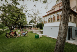 Z celého projektu je cítit vzájemné porozumění klienta a architektky a velká radost a chuť celou Vilu provozovat. (Vila 63, edit!)