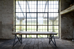 ORA, Stůl ztrámů – foto