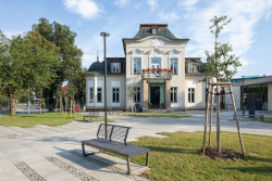 Jak skloubit nové se starým? (na fotografii knihovna v Rožnově pod Radhoštěm)