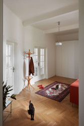 Pohled do chodby (Byt ve vile v Praze-Malvazinkách, Kateřina Hodková)