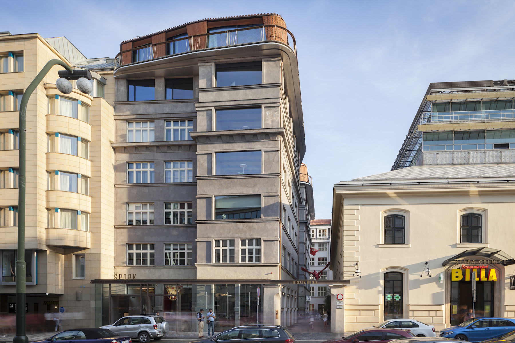 Průčelí objektu z ulice V Celnici po rekonstrukci se dvěma nastavěnými patry.