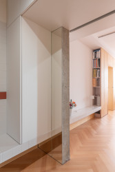 Detail průřezu betonovou příčkou, která slouží jako zrcadlo. (Byt 4+1 v panelu; Zuzana Bartasová)