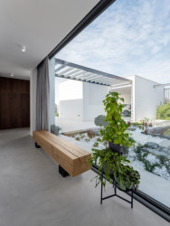 „Záměrně jsme zde pracovali s gradací atmosféry – při přechodu z chodby do ložnic dochází ke změně vnímání prostor, protože obyvatelé vstupují z velmi tmavé chodby do otevřených a velkoryse prosvětlených místností,“ vysvětluje architektka Jana Stachová. (Vila u Prahy, boq architekti)