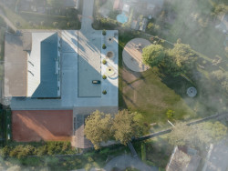 Trojúhelníkový cíp zůstává otevřený pro spontánní aktivity. (Příšovická náves, atakarchitekti)