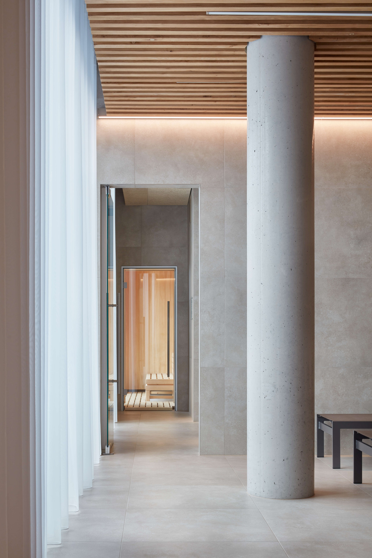 Wellness centrum lázní Aurora v Třeboni, Plus One Architects: Za ní následují šatny a pak už první wellnessové prostory.