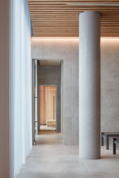 Wellness centrum lázní Aurora v Třeboni, Plus One Architects: Za ní následují šatny a pak už první wellnessové prostory.