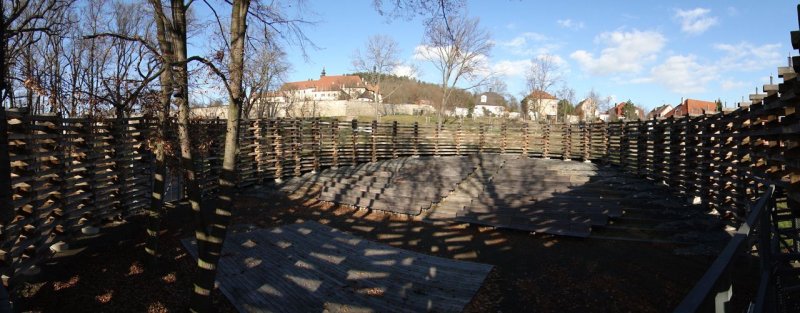 třiarchitekti, Letní scéna AmFík, celkový pohled na scénu s klášterem v pozadí – foto