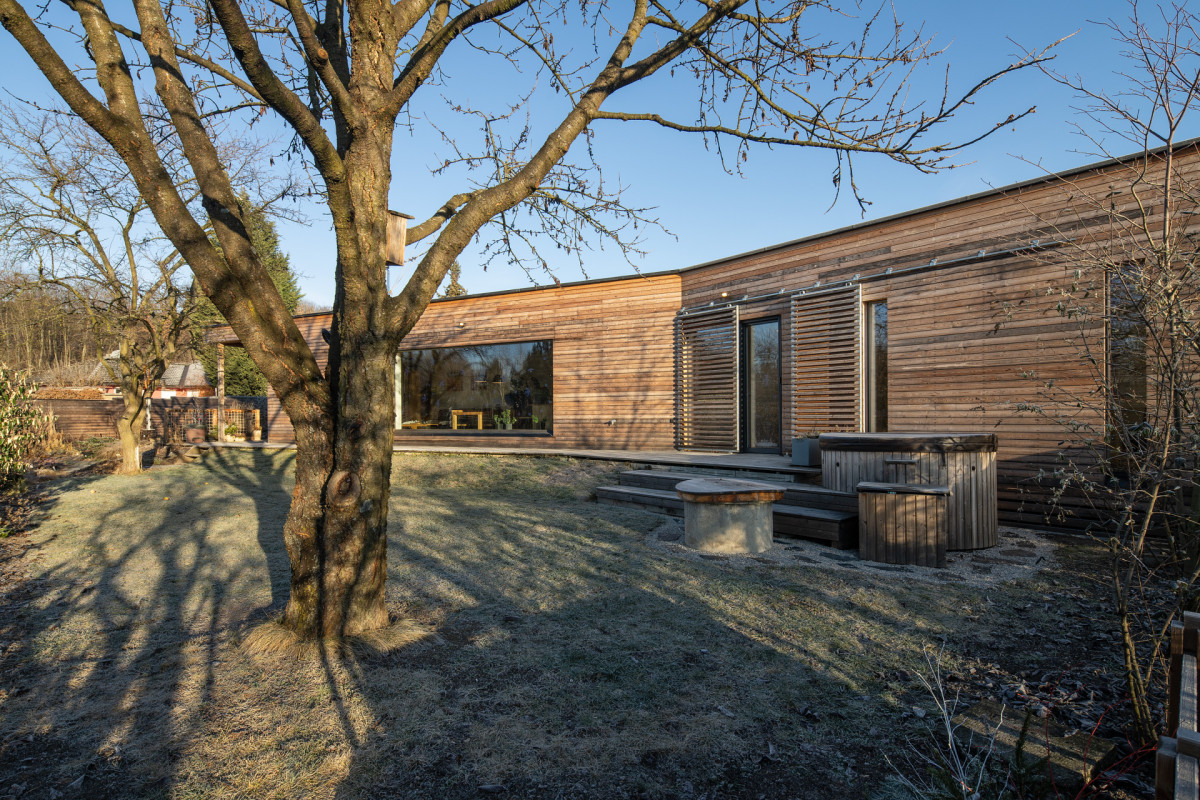 Dům svým tvarem vytváří několik zákoutí. Tady je místo pro vířivku. (Dům na Hané; MOLO Architekti)