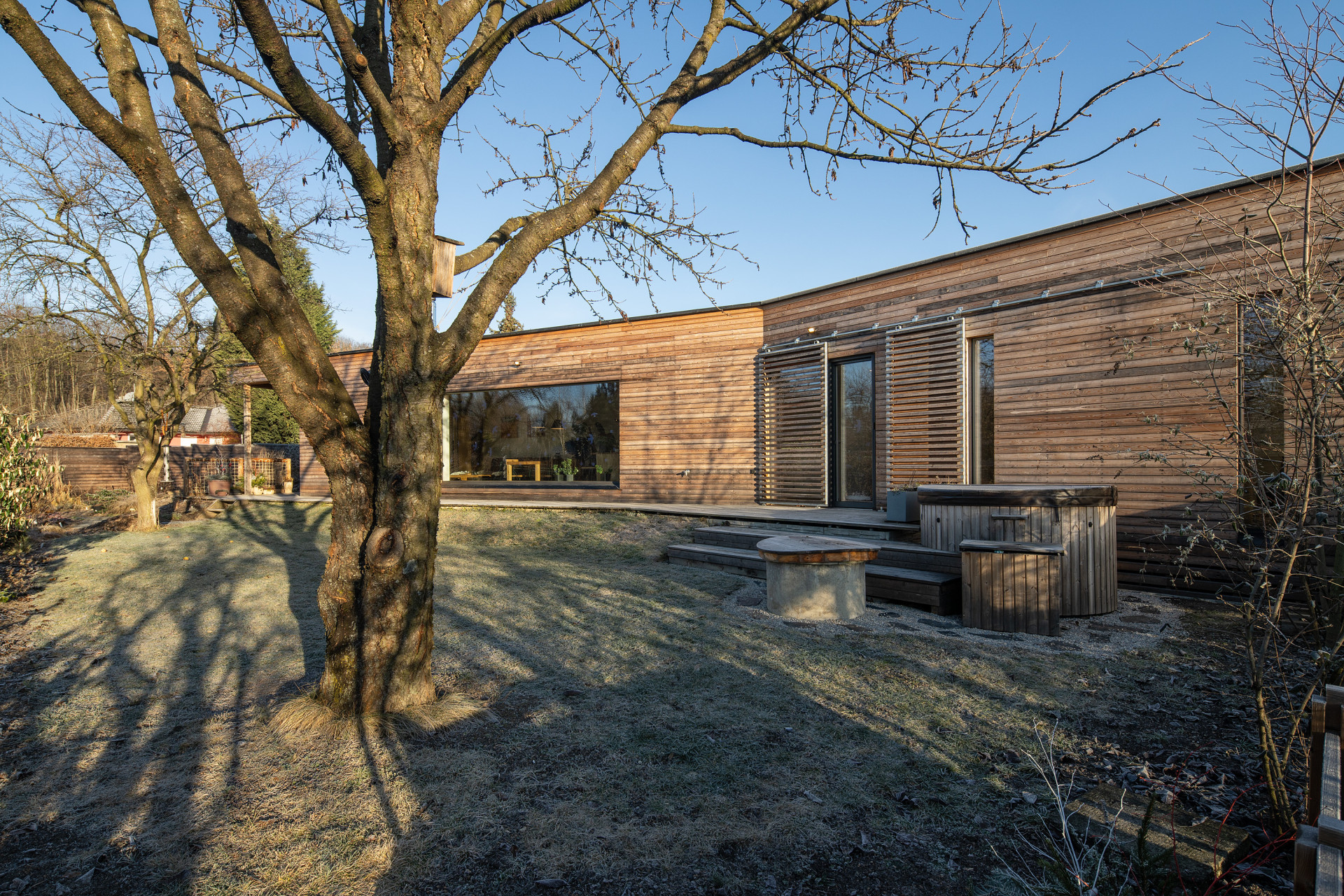 Dům svým tvarem vytváří několik zákoutí. Tady je místo pro vířivku. (Dům na Hané; MOLO Architekti)
