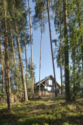 Vše je tu komponováno v souladu s okolní přírodou. (Chata Spiegelbaude, A1 architects)