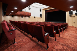 Nově je vybavený současnou kino-technikou (Rekonstrukce Kulturního domu v Letohradě; architekti.in)