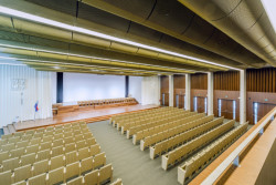 Rekonstrukce univerzitní auly v Praze od studia DRNH & Jana Čejky