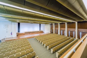 Rekonstrukce univerzitní auly v Praze od studia DRNH & Jana Čejky