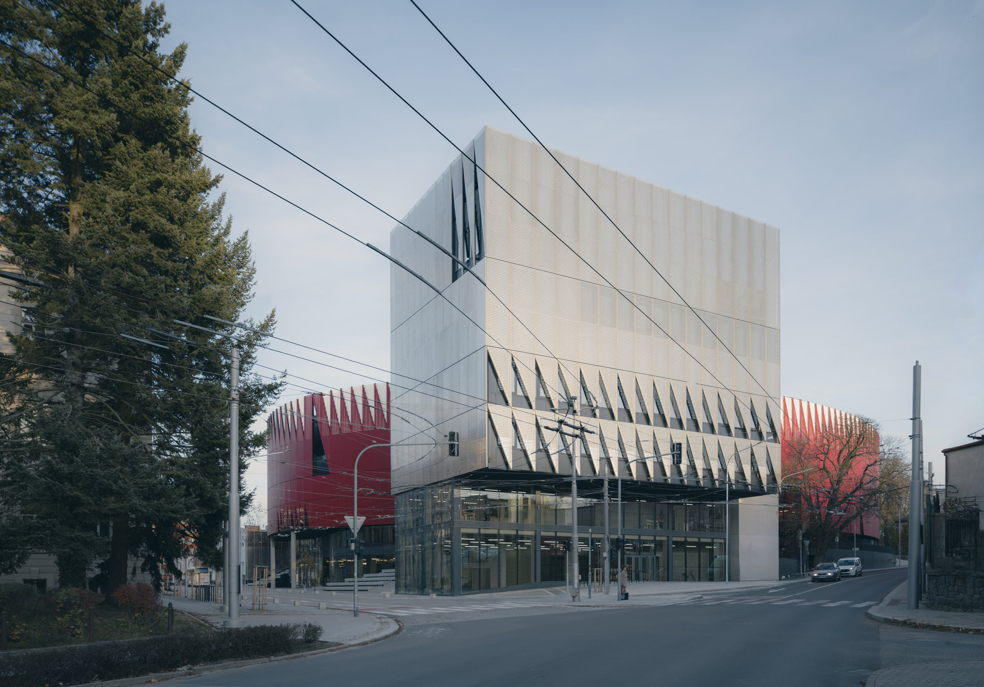 Věžovitá stavba u křižovatky (Horácká multifunkční aréna; Chybik + Kristof)