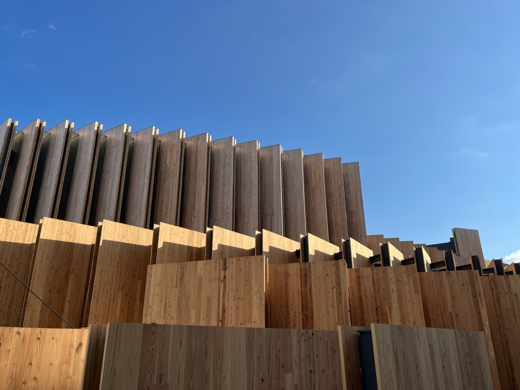 Hvězda japonské architektury a designu, firma Nendo vedená designérem Oki Satem, vytvořila pavilon Japonska. Je rovněž z CLT panelů. Zůstaly však vcelku a po skončení výstavy se mají vrátit zpět do prodeje a znovu využít.