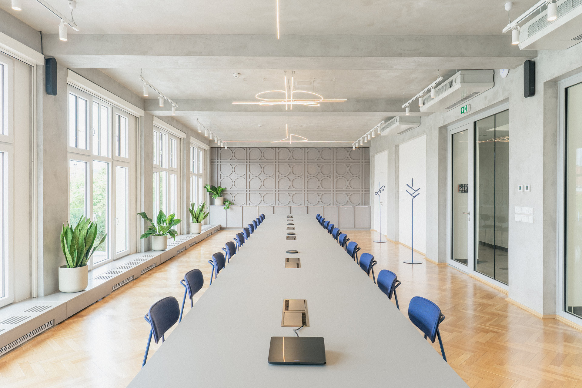 Kanceláře s motivem silnic od studia COSMO (Kanceláře Pudis; studio COSMO)