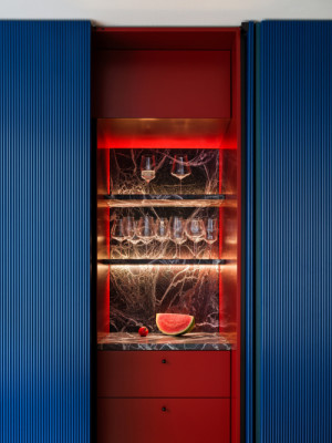 Skrytý malý bar s vinotekou v modrém boxu v přízemí.  (Mezonet na Břevnově; esté architekti)