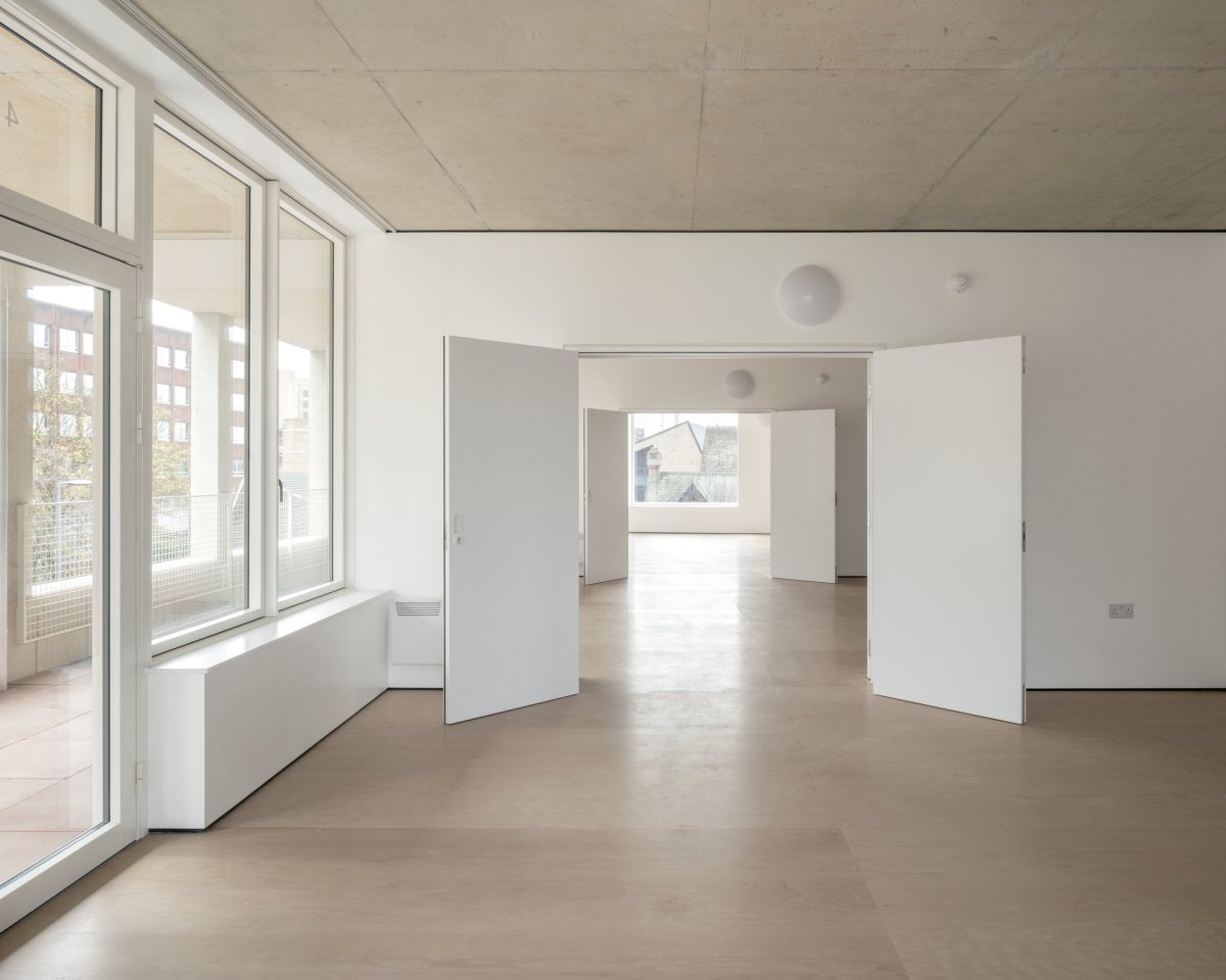 Dům pro umělce v Londýně navrhlo studio Apparata. Umožňuje obyvatelům měnit dispozice bytů, podporuje komunitní život a představuje model flexibilního a sociálně udržitelného bydlení.