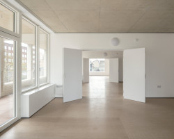 Dům pro umělce v Londýně navrhlo studio Apparata. Umožňuje obyvatelům měnit dispozice bytů, podporuje komunitní život a představuje model flexibilního a sociálně udržitelného bydlení.