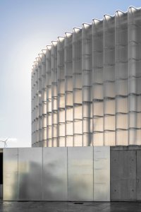 Architekti ze studia FRPO stavbě říkají "malá katedrála energie". (Centrála tepelné elektrárny v Palencii, FRPO Rodríguez & Oriol)