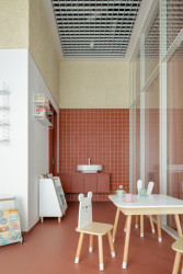 Součástí MIMAMI je také bezpečná babybase s hlídáním pro děti od 8 měsíců do 3 let. (Coworkingový prostor MIMAMI BY architects)