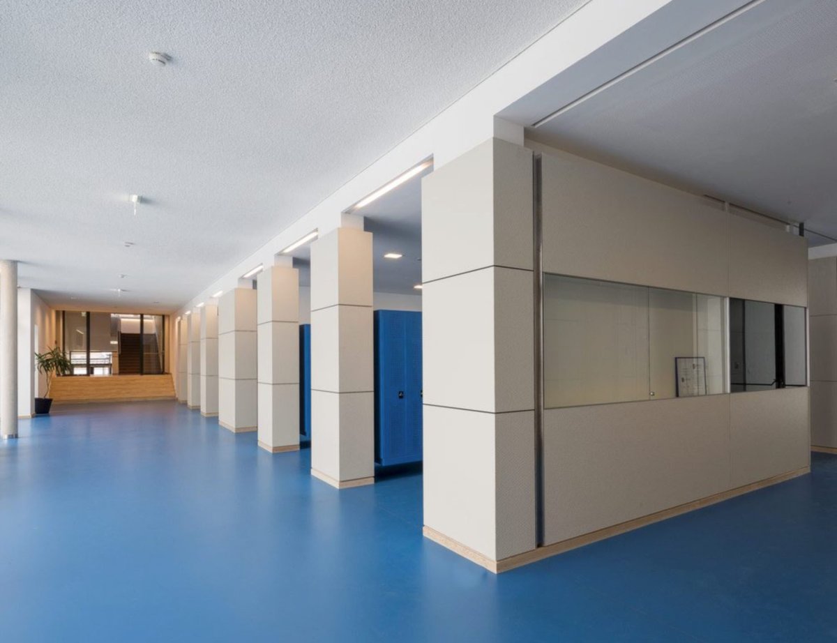 Vláknocementové desky mají využití v mnoha interiérech - v restauracích, galeriích, stanicích metra i doma. (na obrázku School Gollingen, použití desky Carat)