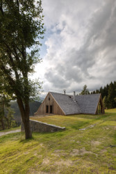 Dům je o něco vyšší a víc zapuštěný do svahu než původní chalupa. (Chalupa Wunderbaude, A1Architects)