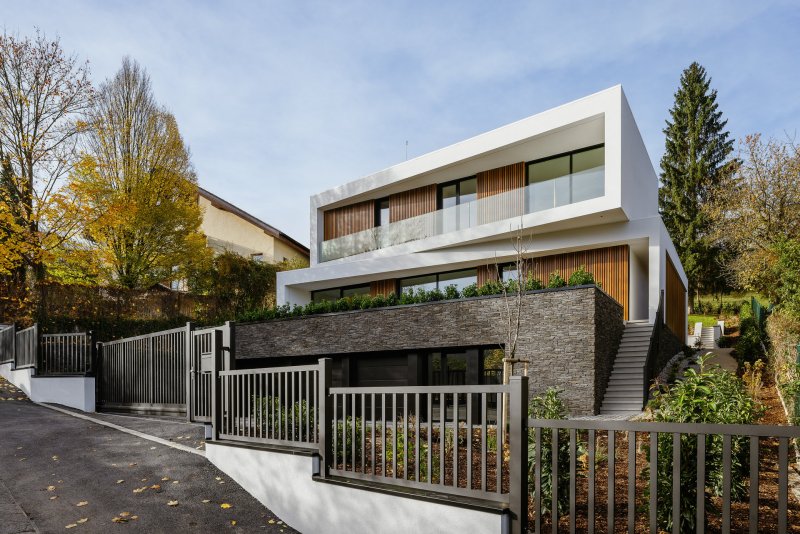 Pohled z ulice (Block House v Šáreckém údolí v Praze; Studio MA)