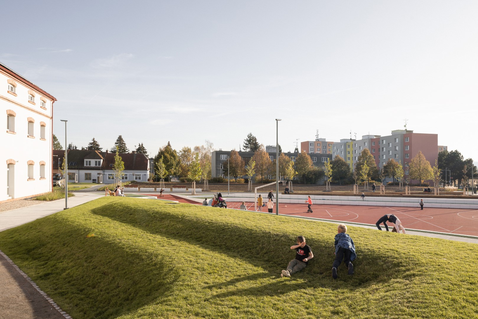Revitalizace areálu kasáren ve Vysokém Mýtě, Barbora Srpková, Martin Lukáč: Vedle hlavního hřiště jsou zatravněné terasy pro piknikování