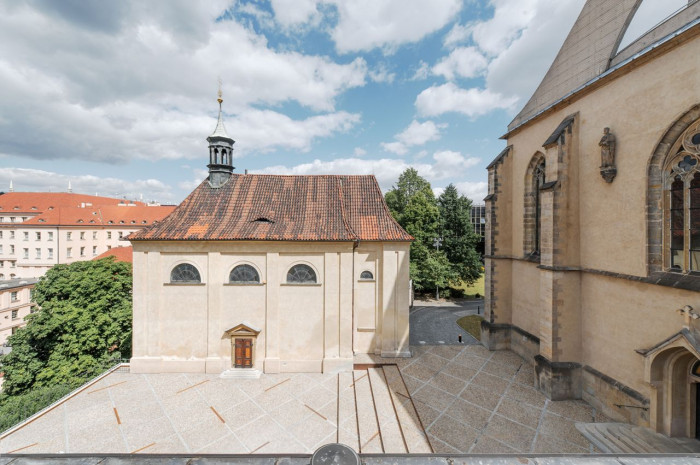 IXA, Piazzetta u kaple sv. Kosmy a Damiána v Emauzích – foto