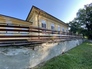 Současně je Lochotínský pavilonek v havarijním stavu a čeká jej rekonstrukce.