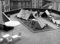 Prodej kempingového vybavení na jedné ze střešních teras.