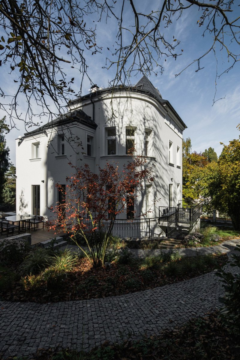 Zrekonstruovaná vila poblíž Prahy od Karnet architekti