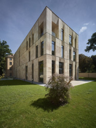 Rekonstrukce a dostavba Korejského velvyslanectví v Praze, SIAL architekti a inženýři spol. s r.o.: Travnaté plochy doplnili architekti asijskými odrůdami rostlin