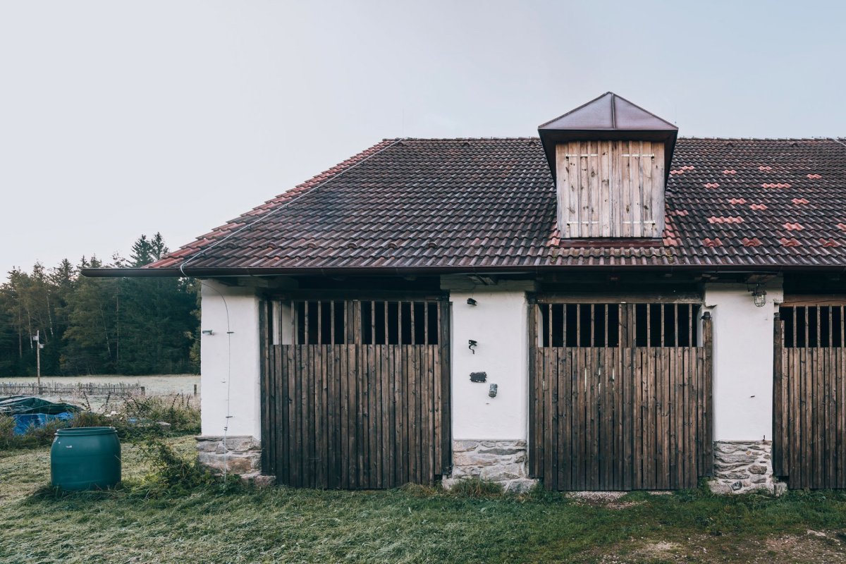Rekonstrukce stodoly v Pošumaví, BYRÓ architekti: Když se přistoupilo k rekonstrukci neobývané části, měla se stát sezónním prostorem pro setkávání