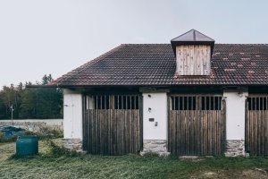 Rekonstrukce stodoly v Pošumaví, BYRÓ architekti: Když se přistoupilo k rekonstrukci neobývané části, měla se stát sezónním prostorem pro setkávání
