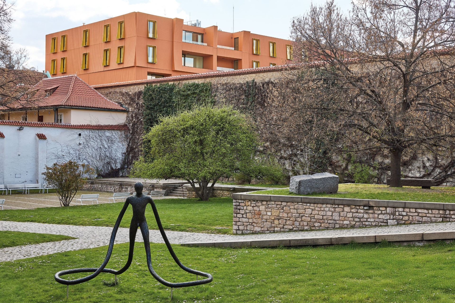 Projekt rezidence U Milosrdných se připravoval více jak 25 let, zde je výsledek. (Rezidence U Milosrdných na Starém Městě od Fránek Architects)