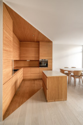 Místa, kudy vedou trasy bytem, jsou světlejší. (Interiér domu Ke Káčatům v Brně, studio AEIOU)