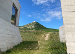 Betonové věže Archeoparku Pavlov doplňují panaroama okolních vrchů s Dívčími hrady. Foto: Klára Koldová