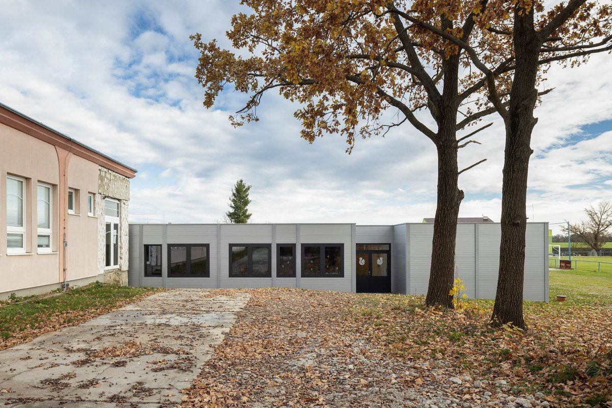 KOMA MODULAR dodala také hliníková okna a dveře.