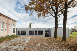 KOMA MODULAR dodala také hliníková okna a dveře.