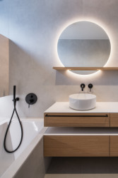 Koupelna (Přízemní dům s fasádou z opalovaného dřeva; Luni architekti)