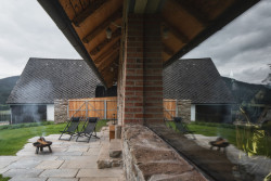 Upravilo se také okolí domu – přibila tady roztroušená kamenná dlažba ze stejného druhu kamene, z něhož byl dům před 150 lety vyzděn. (Rekonstrukce rodinného domu na Šumavě, Archport)