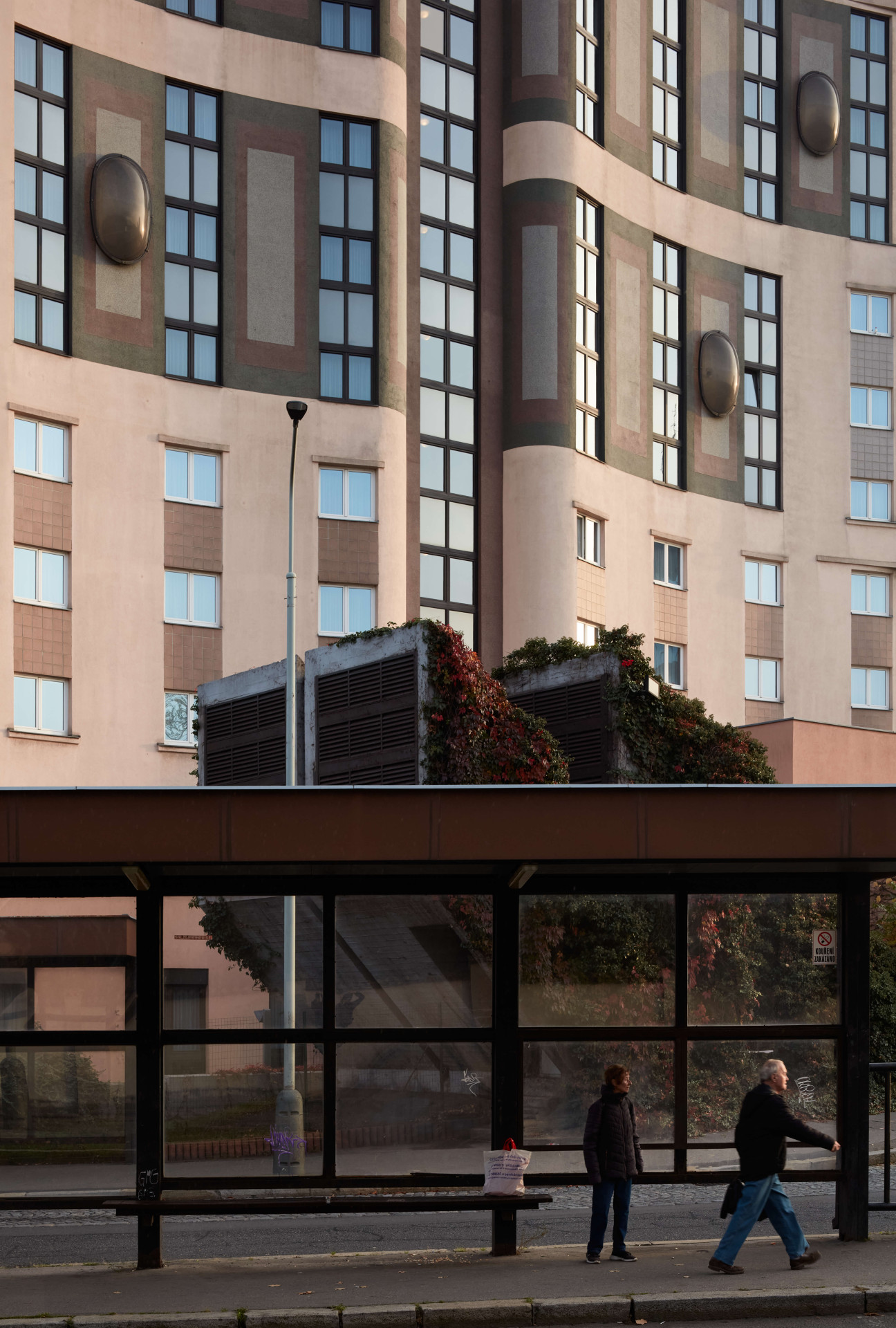 Ivo Nahálka opustil v té době státní Vojenský projektový ústav, založil vlastní ateliér Archina. Na Donu Giovannim spolupracoval s rakouským architektem Wolfgangem Triessingem, získal zde zkušenosti a poté navrhoval i další hotelové stavby. Mezi nimi i King¨s Resort, kasino ve stylu Las Vegas, ovšem v jihočeském Rozvadově.

 který později projektoval další hotely či obrovské kasíno v Rozvadově.