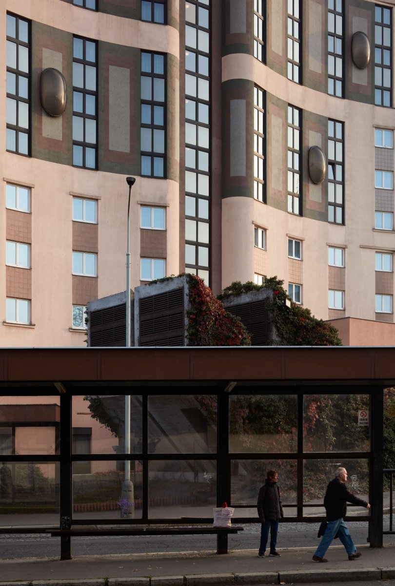 Ivo Nahálka opustil v té době státní Vojenský projektový ústav, založil vlastní ateliér Archina. Na Donu Giovannim spolupracoval s rakouským architektem Wolfgangem Triessingem, získal zde zkušenosti a poté navrhoval i další hotelové stavby. Mezi nimi i King¨s Resort, kasino ve stylu Las Vegas, ovšem v jihočeském Rozvadově.

 který později projektoval další hotely či obrovské kasíno v Rozvadově.