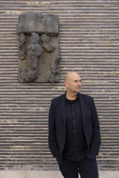 Architekt Roger Boltshauser představí v českobudějovickém Domě umění své projekty zaměřené na udržitelnost.