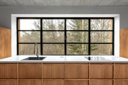 V interiéru se mísí bílá barva se dřevem a betonem. (Chata JARO u Prahy, edit! architects) 