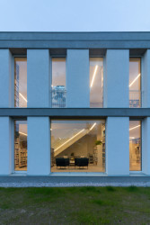 Architektům se podařilo budově vtisknout pádný výraz - s římsami a "pilíři". 