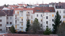 Bytový dům na Břevnově vypadá do ulice jako sto let starý, do vnitrobloku jako současný. K historickému domu do dvora přibyla výtahová šachta, která vypadá přirozeně, a to se podaří jen málokdy. (Bytový dům na Břevnově  (BD 6), BY architects, 