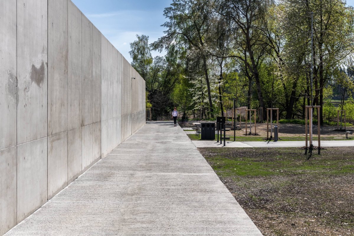 Betonová zeď u vstupu do areálu (Památník v Letech, Jan Sulzer, Lucie Vogelová, Ján Stempel, Jan Jakub Tesař)